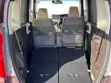 普段のお買い物や通勤、送迎等に十分な荷室スペースを確保しております。セカンドシートを倒すと、大きな荷物の積載も可能です♪