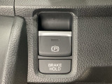 セレクトレバーの右に電子制御パーキングブレーキがあります。スイッチひとつで、停車した地点の傾斜などをシステムが検知・判断してブレーキ力を自動的に最適制御し、しっかり停車できるパーキングシステムです。