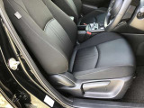 ドライバーが心に余裕をもって運転に集中できること、助手席や後席からもすっきりと前を見通せる空間の起点となり、全員が安心してドライブを楽しめることをモットーにシンプルなレイアウトとなっています。