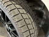 ホイールの状態やタイヤ溝の残り具合は、安全性や維持費にも関わる重要なポイントです。写真にて現状をご確認いただけますが、気になる点や詳細については、お気軽にお問い合わせください。