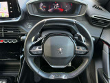 プジョーならではの小径ハンドル!パドルシフトも付いています!