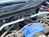 【STIタワーバー】お車の剛性を高めるタワーバーを装備。よりスムーズなコーナリング走行が可能となり、走りも楽しめます。