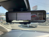 車両後方のカメラ映像をミラーに映し出して、いつでもクリアーな後方視界を確保できる『インテリジェントルームミラー』が装備されています。通常ミラーにも簡単に切り替えが出来ます。♪