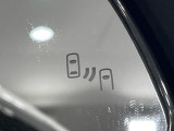 【ブラインドスポットモニター】走行中、ドアミラーの死角になりやすい箇所に後続車が接近するとサイドミラーのレンズに警告を表示!ドライバーに注意喚起をしてくれます。