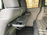 格納式シートバックテーブル付きです。休憩時のちょっとした小物置きとして便利です。