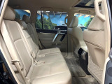 後部座席も気になるようなキズ・汚れやへたり等、大きなダメージはなく、良好な状態です。