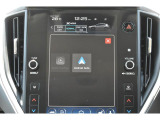 Apple CarPlay/Android Autoに対応しスマートフォンにインストールされているアプリを大画面に表示して使用できるほか、音声認識による操作も可能です。