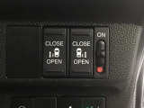 【両側パワースライドドア】両側がパワースライドドアになっており、運転席のスイッチやスマートキーでも開閉が可能です!開口部も広いので乗り降りも楽々♪