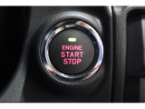 キーレスアクセス&プッシュスタート。アクセスキーを携帯していればドアのロック/アンロックはドアノブに触れるだけでOK。エンジンスタートはこのボタンをワンプッシュ。