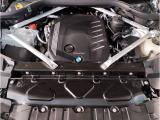 【BMWエンジン】革新的なガソリン・エンジン・テクノロジーによる高性能かつ高効率。レスポンスの良いパワーを発揮。常にスムーズな吸気を実現しアクセル開度にダイレクトに反応しドライビングを楽しく演出。