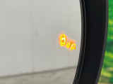 【ブラインドスポットモニター】走行中、ドアミラーの死角になりやすい箇所に後続車が接近するとサイドミラー付近に警告を表示、ドライバーに注意喚起をしてくれます。
