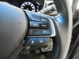 ハンドル右側にはクルーズコントロールのスイッチが装備され運転中の操作も安心して行えます。