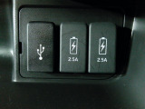 通常のUSB入力端子の他にスマホ充電に対応した2.5AのUSB端子を2箇所装備。仲良く充電できちゃいますね。