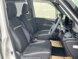 運転席まわりです。実際に座ってみて、乗り心地を体験してみてください。