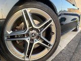 ●純正アルミホイール:輸入車ならではの卓越した走りを支えるホイールと足回りです!日本車の走りに慣れている方にもぜひ体感して頂きたいほど、高いレベルでまとまっています!