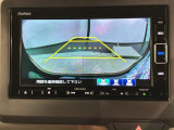 リバースギアに入れるだけで後方の表示へ切り替わります。夜間や雨の日の駐車も楽になりますよ。