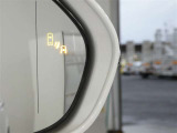 ブラインドスポットモニター装備。隣車線を走る車両を検知。ドアミラーでは確認しにくい後、側方エリアに存在する車両や急接近してくる車両も検知しドアミラーに搭載されたLEDインジケーターが点灯します。