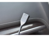 手持ちの携帯音楽プレーヤーとの接続も可能なUSB接続端子ケーブル付