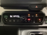 セレクトレバーの左上にプラズマクラスター付き・オートエアコンがついてますので簡単操作で快適に過ごせます。シートヒータースイッチ内蔵で前席の左右別々に2段階で温度設定ができます。