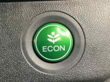 ECON モードをON にするとアクセルペダルの動きに対するエンジンの反応とエアコンの制御を切り換えることで、燃費のいい運転をするドライバーがペダルを踏んだ時と同じようにエンジンを制御します。