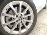 ●純正17インチアルミホイール:輸入車ならではの卓越した走りを支えるホイールと足回りです!日本車の走りに慣れている方にもぜひ体感して頂きたいほど、高いレベルでまとまっています!