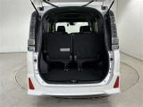 3列目シートを立てたままでも十分な容量のラゲージスペース!低い開口部により、重い荷物も大きく持ち上げずに出し入れできます