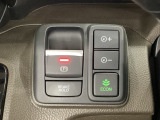 セレクトレバーの右に電子制御パーキングブレーキがあります。スイッチひとつで、停車した地点の傾斜などをシステムが検知・判断してブレーキ力を自動的に最適制御し、しっかり停車できるパーキングシステムです。