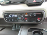 オートエアコンタイプなので細かい操作なしで快適温度に調整してくれます。シートヒーター付きで、冷えた車内でもスイッチを押せば数秒で座面と背もたれがあたたかくなります。