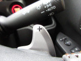 マニュアル車のような感覚で、ワインディングロードでも車を操れるパドルシフト付きです。長い下り坂でのエンジンブレーキや、高速道路の合流の際の加速も思いのままです。