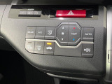 【オートエアコン】一度お好みの温度に設定すれば、車内の温度を検知し風量や温度を自動で調整。暑い&hellip;寒い&hellip;と何度もスイッチ操作をする必要はありません。快適な車内空間には必須の機能ですね♪