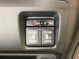 リアドアは乗り降りに便利な両側電動スライドドアです。また運転席に座っていながらスイッチ操作で自在にスライドドアを開け閉めできます。