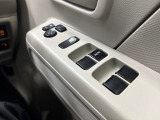 運転席のスイッチで全てのウィンドウの開閉操作を行うことができます。ロックボタンをONにしておくと、運転席以外のウィンドウは作動しないのでお子様を乗せているときなども安心ですね♪