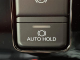 【ブレーキホールド】システムがONのとき、信号待ちなどの停止中に、ブレーキペダルから足を離してもブレーキがかかったまま保持されます!