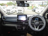 全方位で視界が広く運転がしやすいので女性の方にも人気のインテリアになっています!