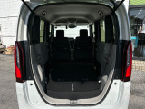 リアシートを倒すとフラットになり荷室が広がります。ショッピングやレジャーにそしてお仕事でも大活躍です。操作も簡単!ワンアクション!