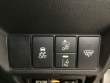 Hondaセンシング用の、VSA(ABS+TCS+横滑り抑制)解除と路外逸脱抑制機能のオンオフスイッチなどはハンドルの右側に装備しています。