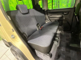 後部座席も気になるようなキズ・汚れやへたり等、大きなダメージはなく、良好な状態です。