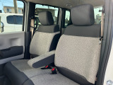 適度なホールド感のあるフロントシートは疲れにくく長時間の運転でもしっかりサポートします。ベンチタイプですので横移動も楽々。