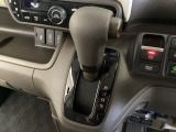 CVT車のセレクトレバーです。低速から高速まで、変速ショックのないスムーズな走りを実現するとともに、エンジン効率のよい領域を維持することで燃費にも貢献します。