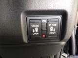 【両側パワースライドドア】両側がパワースライドドアになっており、運転席のスイッチやスマートキーでも開閉が可能です!開口部も広いので乗り降りも楽々♪