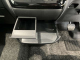ドリンクホルダー&小物置きが有ります☆助手席の方にも使えて便利です♪