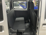 リアシートはベンチタイプ!4シーターの軽バンなのでリアシートもありますが快適性は期待しないでください