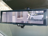 インテリジェント・ルームミラー。ルームミラーに、リヤカメラの車両後方映像を表示。世界初の新技術で、荷物や人で見えづらかった後方視界がクリアに!