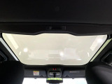 【ガラスルーフ】ガラスルーフ搭載で車内の解放感が一気にアップ!開放的なドライブをお楽しみいただけます。