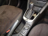 操作が楽なフロアシフトです、レバー式パーキングブレーキで足元インパネ周りもすっきりしています。