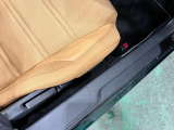 痛みの出やすい運転席シートの角、フロアマット、座面、ともに良好です