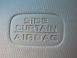 サイドカーテンエアバックシステムは、側面衝突時に大人から子供までさまざまな体格の乗員の頭部や頚部を広範囲で保護。特にセンターピラーへの頭部衝突を防ぐ展開性能を実現しています。