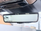 【クリアサイトインテリアリアビューミラー】は車体に装備したカメラによって、後方の映像がミラーに映し出されます。ミラーユニット下部のスイッチで簡単にモード切替も可能です。