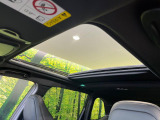 【大型サンルーフ】車内の解放感が一気に上がる大型のパノラマルーフ!季節を問わず開放的で快適なドライブをお楽しみいただけます。流通量も少なく希少価値の高い人気の装備です♪