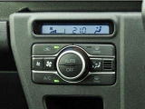 オートエアコンを装備しておりますので、四季を通じて車内を快適な温度に保つことが出来ます!高級感が有りますね!